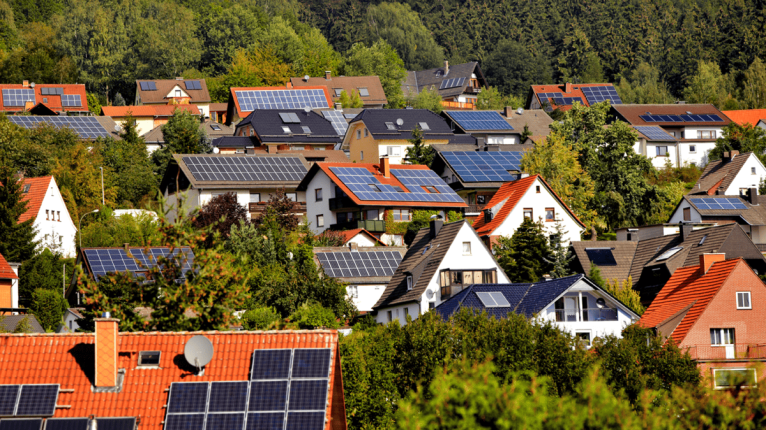 Wohngegend mit PV-Anlagen auf Hausdächern