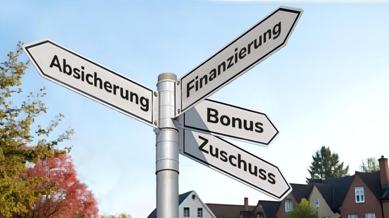 Straßenschilder, die in unterschiedliche Himmelsrichtungen zeigen. Herbstliche Bäume und Reihenhäuser im Hintergrund.