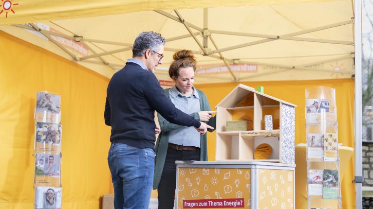 Beratungssituation an einem Aktionsstand der Verbraucherzentrale NRW zum Thema Dämmung